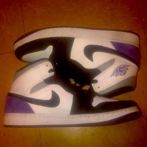 (Jordan 1 Mid SE Purple size 9.5) been put on once trying to get rid of my shoes